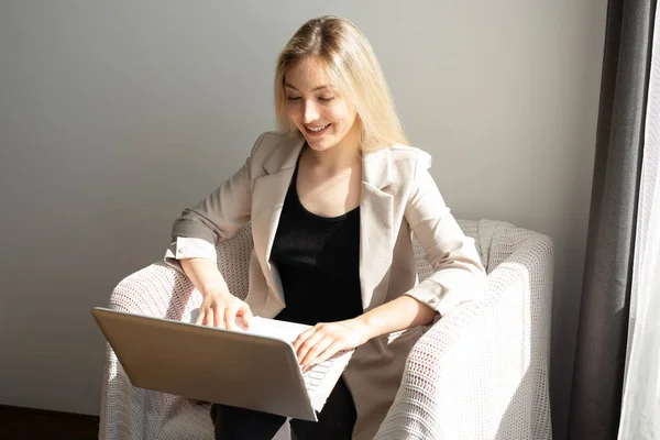 Hermosa Joven Sentada Una Silla Con Ordenador Portátil — Foto de Stock