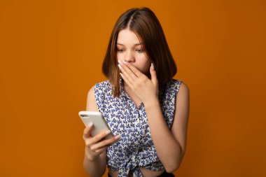  Cep telefonuyla hayal kırıklığına uğramış genç bir kadın.