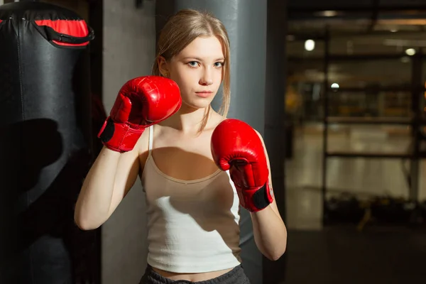 Belle Jeune Entraînement Boxe Féminine — Photo