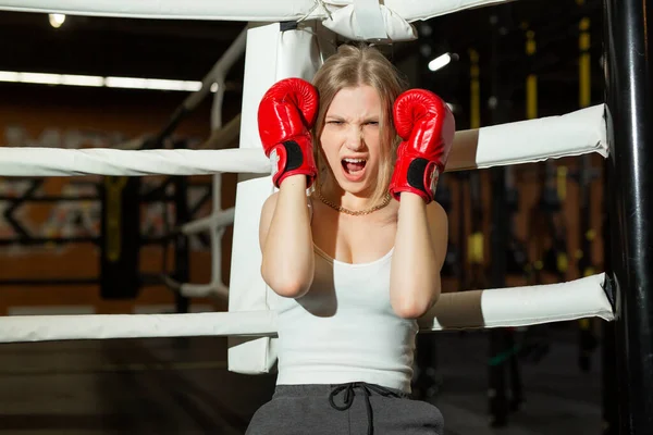 美しい若い女性ボクシングのトレーニング — ストック写真