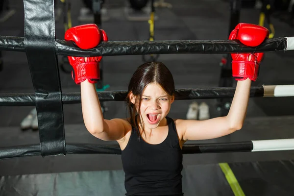 Expresión Mujer Joven Entrenamiento Boxeo —  Fotos de Stock