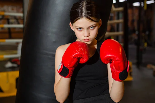 ボクシンググローブを身につけた美しい若い女性の肖像画です — ストック写真