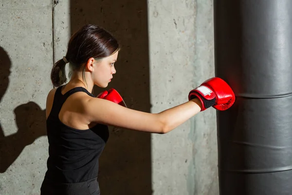 Hermosa Joven Entrenamiento Boxeo Gimnasio —  Fotos de Stock