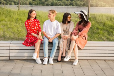 Yazın güzel gençlerin portresi