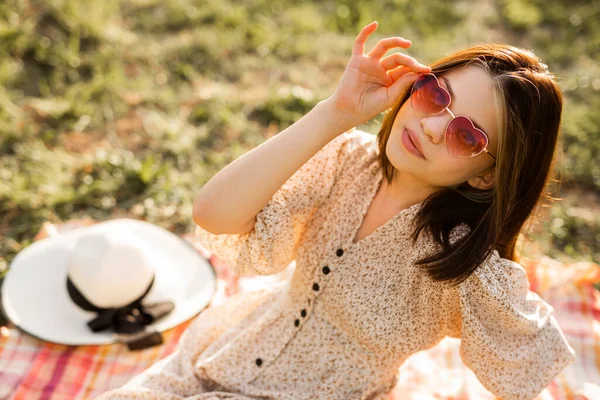 夏のピクニックで美しい若い女性 — ストック写真