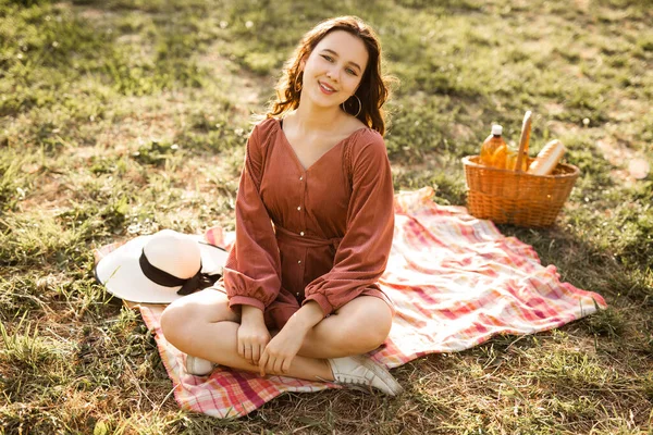 Vacker Ung Kvinna Sommaren Picknick — Stockfoto