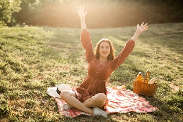夏のピクニックで美しい若い女性 — ストック写真