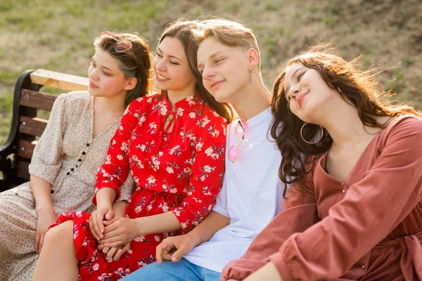 Descansando Banco Parque Jovens Pessoas Bonitas — Fotografia de Stock