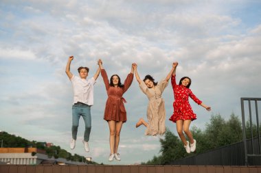 Yazın gençlerin grup atlayışı