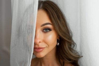 Güzel, genç bir dişinin makyajıyla