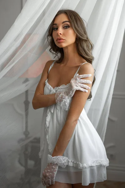 Hermosa Imagen Suave Novia Peignoir Blanco Con Maquillaje Cerca Ventana — Foto de Stock