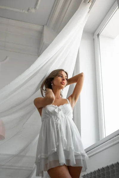 Bela Imagem Suave Noiva Peignoir Branco Com Maquiagem Perto Janela — Fotografia de Stock