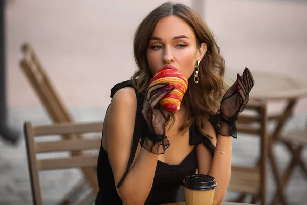 Красива Жінка Сукні Круасаном Кавою Літньому Кафе — стокове фото
