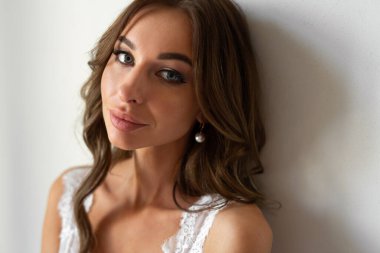 Bornozlu güzel bir kadının portresi. 