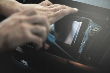 Otomobil ses stereo kurulumu kavramı.