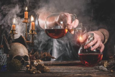 Simyacı sihirli masasında çalışıyor..