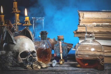 Simyacı arka planında sihirli iksirler var..