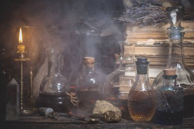 Simyacı arka planında sihirli iksirler var..