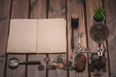 Boş sayfa eski madeni paralar katalog şablonu, eski paralar ve kahverengi tahta masa zemininde büyüteç.