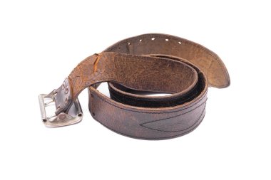 Beyaz arka planda izole edilmiş deri kemer..