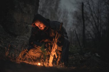 Gece konseptinde elinde tüfekle kıyamet sonrası askeri..