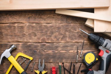 Ahşap çalışma tezgahındaki inşaat araçları ve ahşap parmaklıklar kopya alanı olan düz bir zemin oluşturdu.