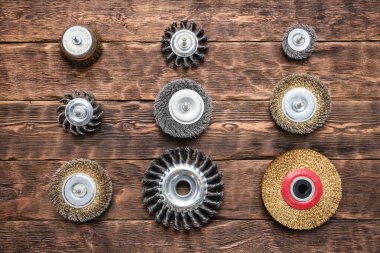 Ahşap tezgah düz zemin üzerinde çeşitli disk öğütme.