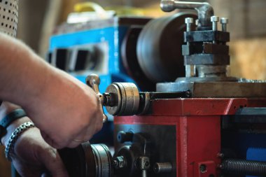 Turner torna makinesi üzerinde çalışıyor..