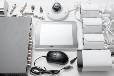 Beyaz masa arka planında güvenlik kameraları var..