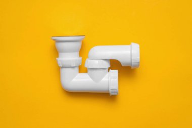 Sarı arkaplanda fotokopi alanı olan plastik parçaları boşalt.