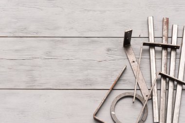 Gri arkaplanda metal parçalar ve kopyalama alanı. Demir metal arkaplan.