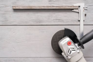 Gri çalışma tezgahındaki metal parçaları ve dairesel testereyi kopyala.