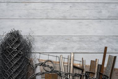 Çeşitli metal eşyalar, demir ağ, profil tüpü, duvar örgüsü ve zincire bağlı düz arka plan fotokopi alanı. Black Metal mağazası.