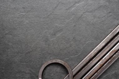 Siyah düz arkaplandaki metal profil tüpü kopyalama alanı ile yatıyordu.