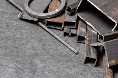 Siyah arkaplanda siyah metal profil tüpleri.