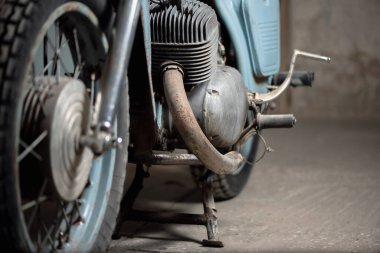 Eski garaj konsepti. Atölyedeki eski tarz tozlu motosiklet..