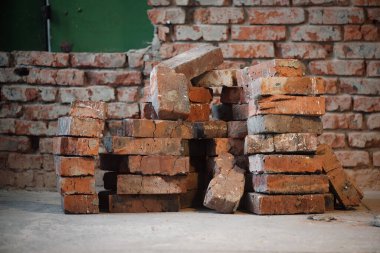 Duvardaki eski tuğlaların yığını.