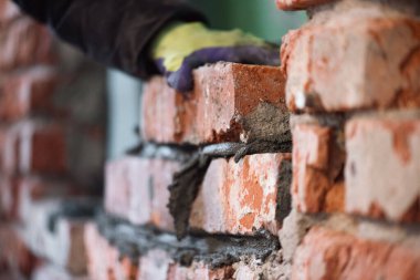 Tuğlacı bir tuğla örüyor..