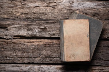 Ahşap masadaki eski kitabı aç düz bir zemin yatıyordu.