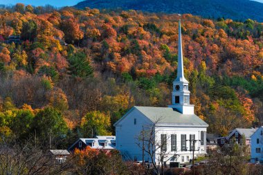 Sonbaharda Vermont 'un ünlü kayak kasabası Stowe' daki Beyaz Toplum Kilisesi