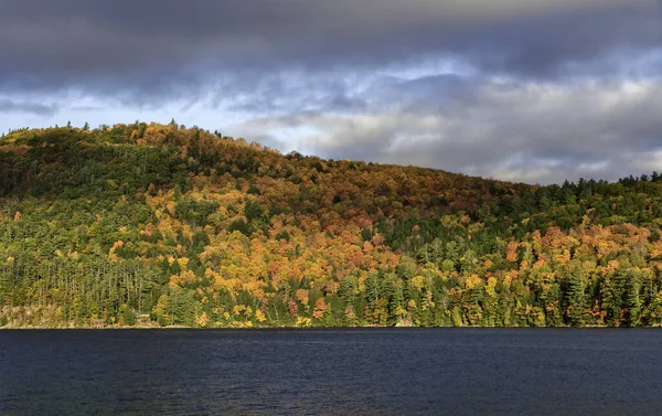 Folhagem Vermont Árvores Multicoloridas Nas Colinas Junto Lago — Fotografia de Stock