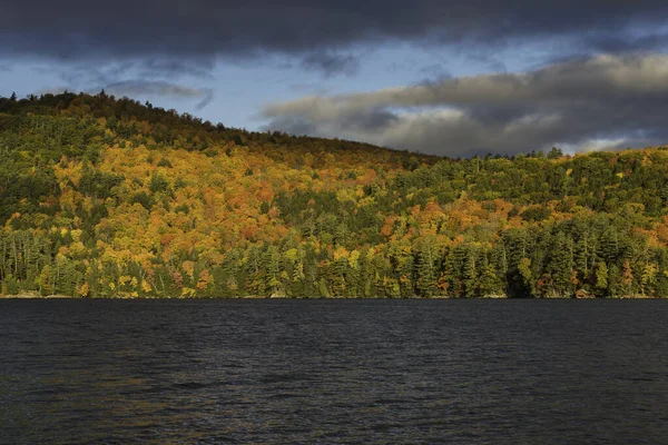 Liście Vermont Wielokolorowe Drzewa Wzgórzach Nad Jeziorem — Zdjęcie stockowe