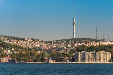 Türkiye 'nin Uskudar tepesinde ünlü uzun Camilica kulesi bulunan İstanbul kıyısı Panoraması. Sudan görünüm