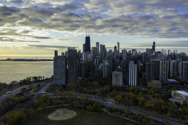 从空中俯瞰芝加哥市中心的天际线 还有公园和海滩 日出高过大城市 — 图库照片