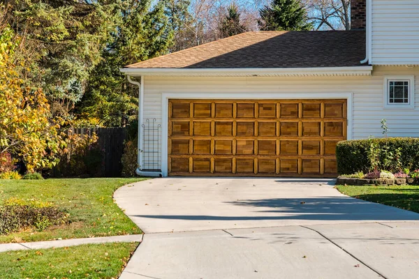 Traditional Old Wooden Garage Door Driveway — Stock Photo, Image