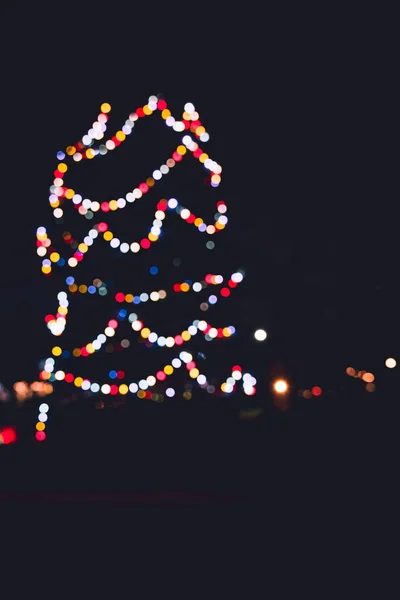Vánoční Stromeček Dekorace Světly Tmavém Pozadí Venkovní Rozostřený Pohled Vánoční — Stock fotografie