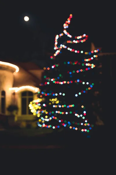 Außenaufnahme Von Beleuchteten Weihnachtsbaum Und Haus Mit Lichterschmuck Verschwommene Unkonzentrierte — Stockfoto