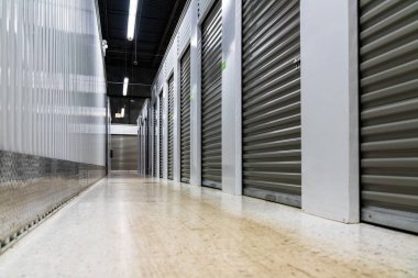Deponun içi. Kilitli metal garaj kapıları. Düşük açı görünümü