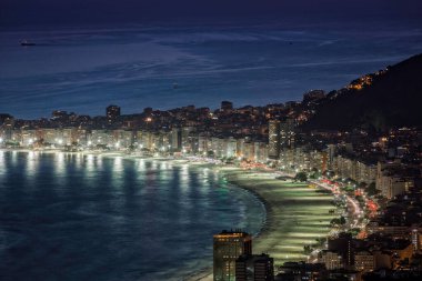 Geceleri Copacabana Sahili 'nin yüksek açılı manzarası, Rio de Janeiro
