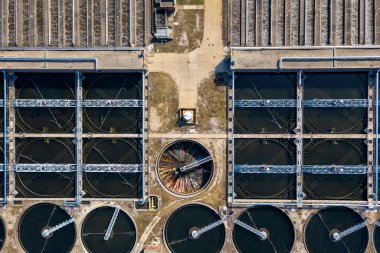 Su arıtma tesisinin havadan görünüşü, tortu tanklarının netleştirilmesi